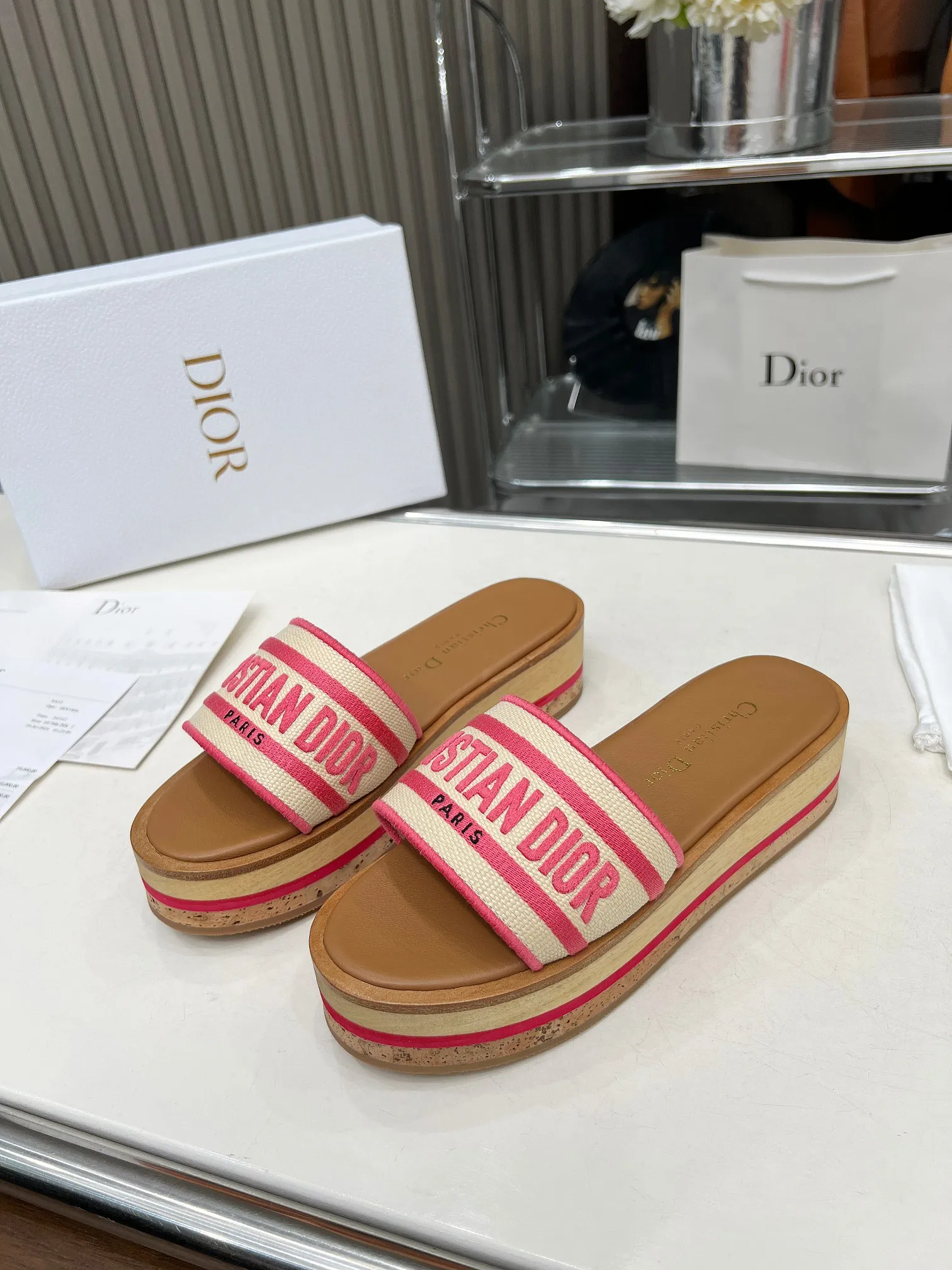 👟👟Ex-factory price 520👟👟 Dior's new spring and summer IVIETA DWAY jelly-colored flat-soled one-slip women's shoes with CD letter logo three-dimensional embroidery thick-soled round-toe open-toe slippers. The original version is developed to be the top version on the market. It feels soft and delicate on the feet and is extremely comfortable. Material: Upper imported raffia electric embroidery high-temperature water-soluble cotton technical fabric + water-dyed cowhide foot lining + original consistent combination outsole Outsole: original outsole Size: 35-42 (40.41.42 custom-made, non-refundable and non-exchangeable)